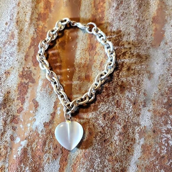 A beautiful bracelet with a off-white seaglass ❤️ heart size 8 - Picture 2 of 2